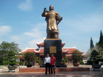 Dưới Tượng Quang Trung Đại Đế